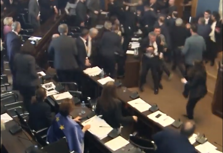 Bătaie generală între parlamentarii din Georgia din cauza unei legi de inspirație rusească