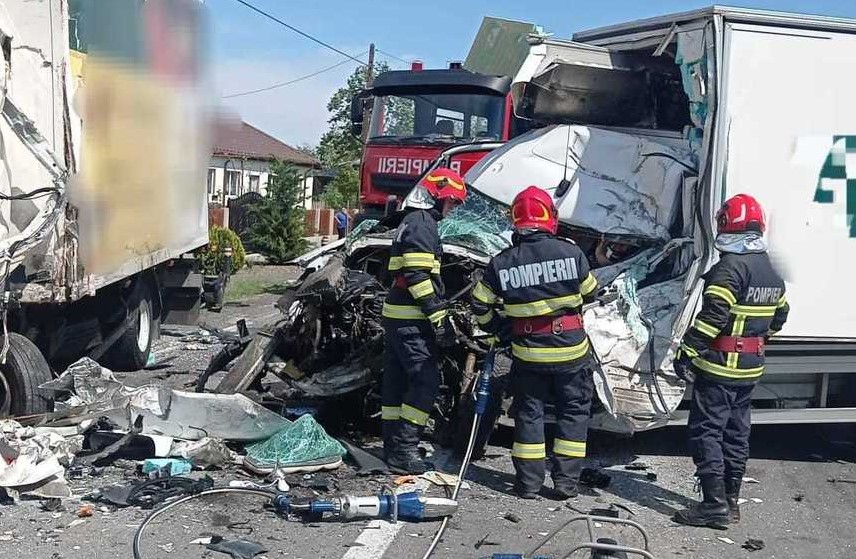Accident grav în Brăila: Doi oameni au rămas încarcerați. Traficul este complet blocat