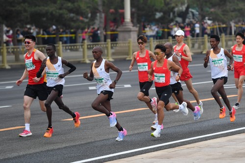 VIDEO Acuzații de blat la semimaratonul de la Beijing: Trei alergători africani i-ar fi permis campionului chinez să câștige