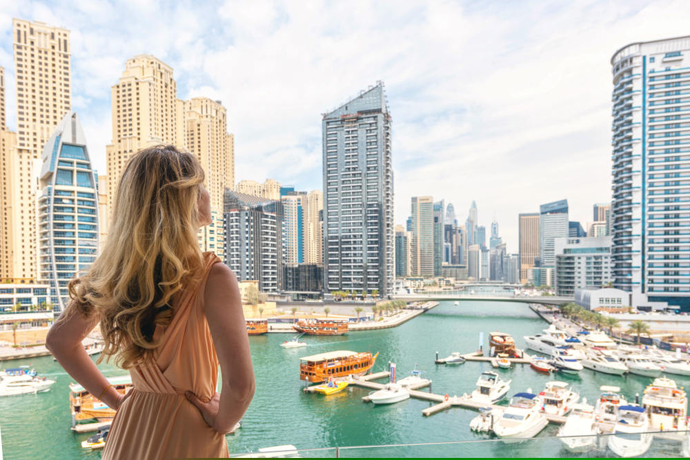 Experiența unei profesoare care s-a dus în Dubai ca să mediteze copiii miliardarilor. „Mi-a dat 3.000 $ ca să-i fac tema pentru acasă”