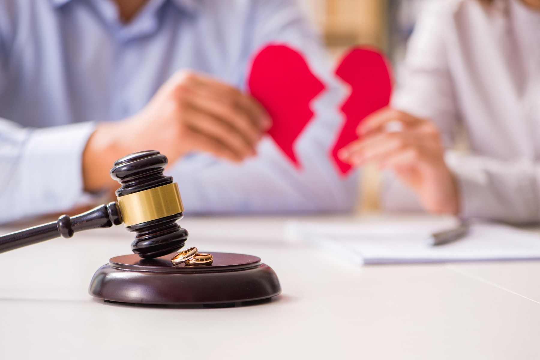 Doi soți din Marea Britanie s-au trezit divorțați din greșeală, pentru că un avocat le-a încurcat dosarul