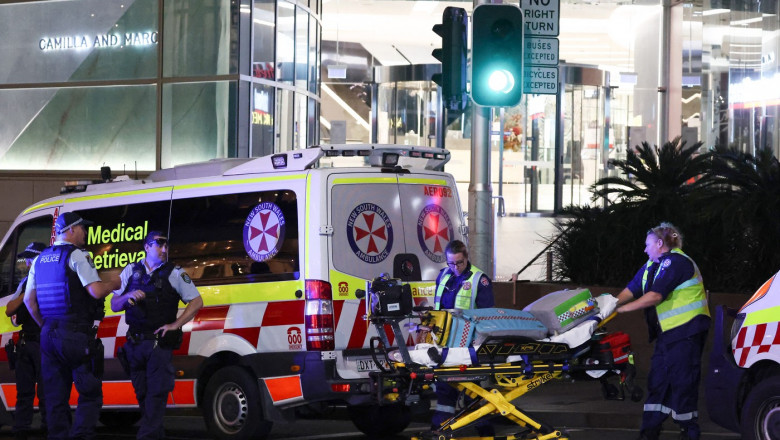 ambulanta la centrul unde a avut loc atacul din sydney