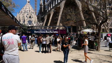 turisti langa sagrada familia in barcelona