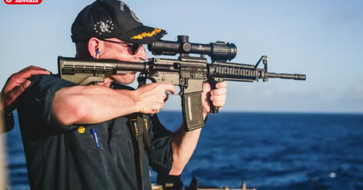 Marina americană a ajuns ținta glumelor după o fotografie cu un comandant de navă care ține o armă cu luneta pusă invers|EpicNews