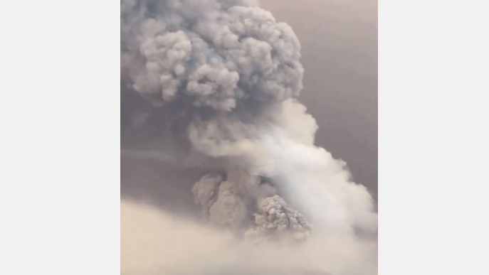 Sute de persoane evacuate după erupţia vulcanului Ruang din Indonezia. A fost ridicat nivelul de alertă