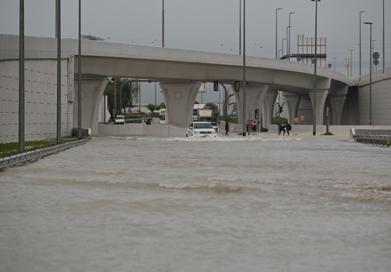 Heavy raining hits UAE