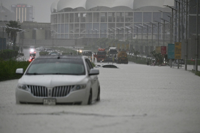 Heavy raining hits UAE