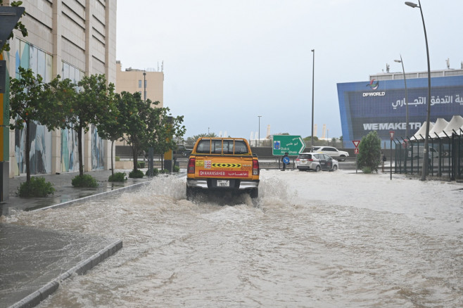 Heavy raining hits UAE