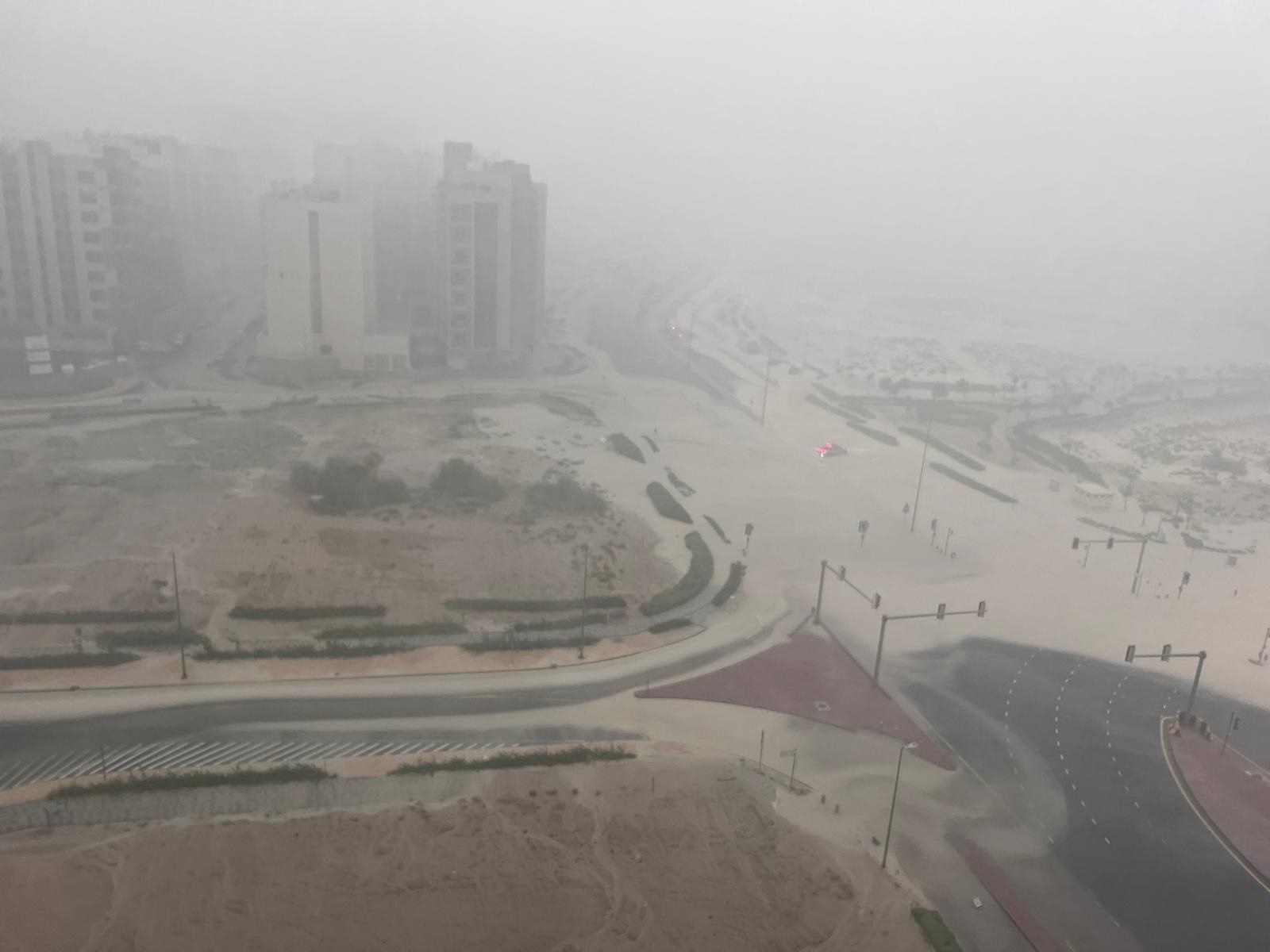 Furtună extremă și inundații istorice în Dubai și Qatar, exact în timpul vizitei premierului Marcel Ciolacu