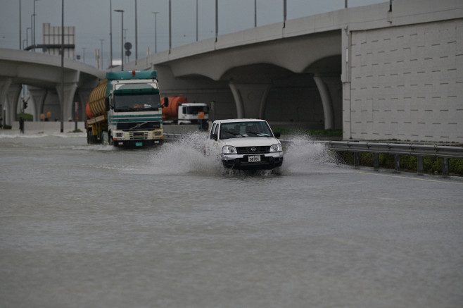 Heavy raining hits UAE