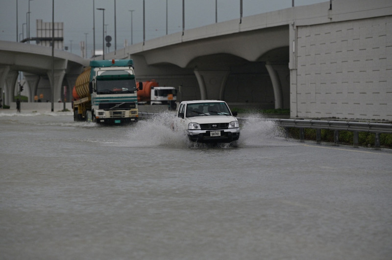 Heavy raining hits UAE