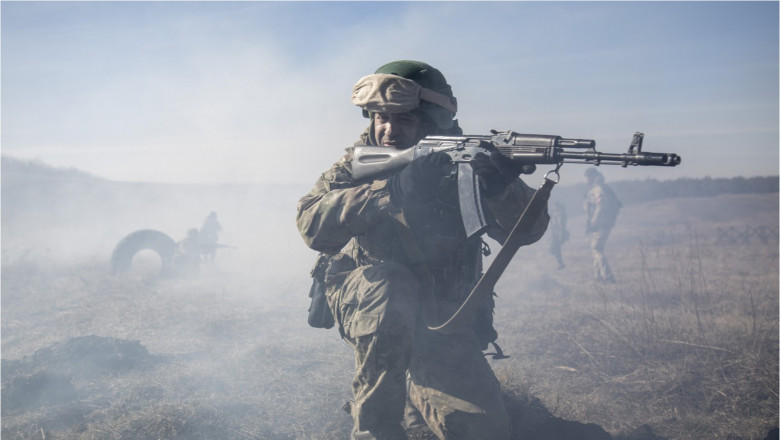 soldat ucrainean în timpul unui exercițiu militar