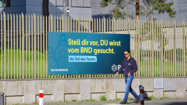 BND in Belin sucht mit besonderer Werbekampagne am Zaun weitere Personal *** BND in Belin is looking for more staff with a special advertising campaign on the fence