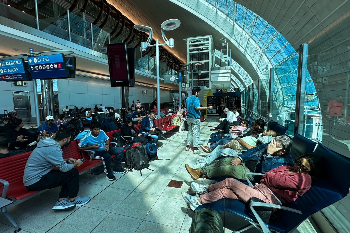 MAE: Două grupuri de români sunt blocate pe Aeroportul din Dubai din cauza inundațiilor