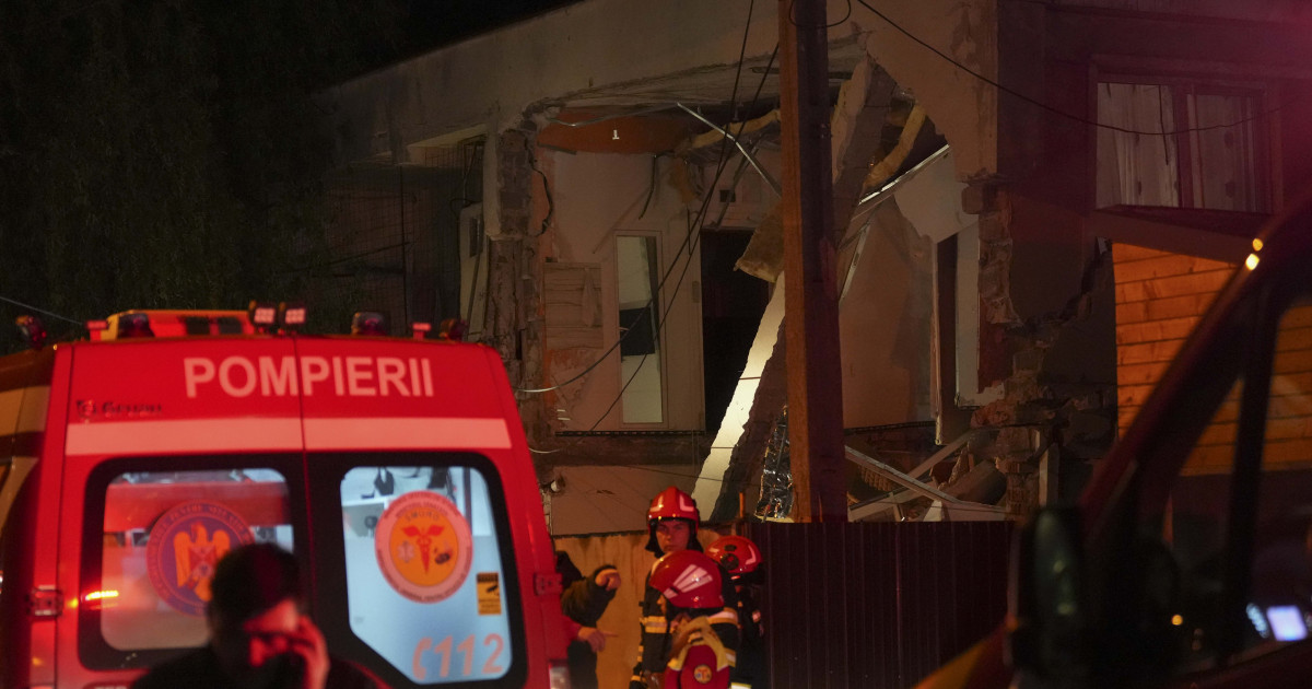 Imaginile exploziei dintr-un bloc din Craiova. Pompierii caută sub dărâmături eventuale victime. Locatar: Ne-am scos unii pe alții|EpicNews
