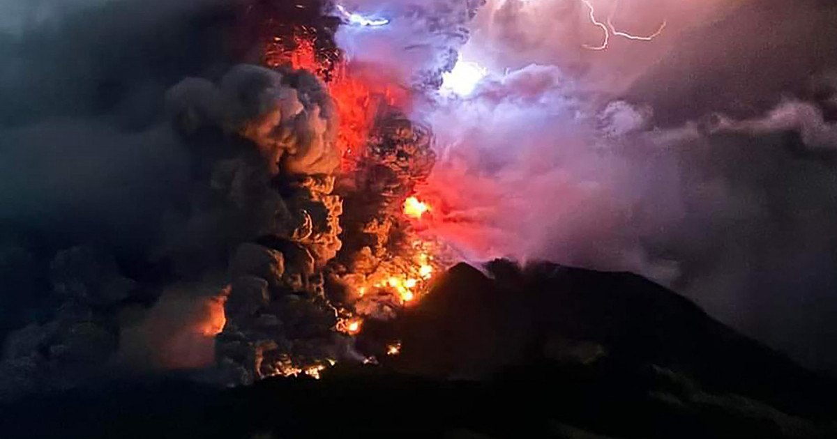 Alertă de tsunami în Indonezia după erupția vulcanului Ruang. Imagini cu norul de cenușă de un kilometru și fulgere deasupra craterului|EpicNews
