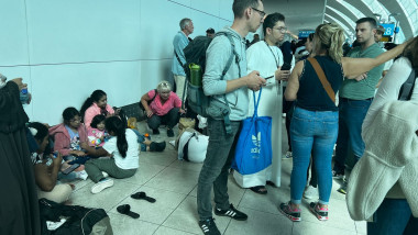 oameni in aeroportul din dubai