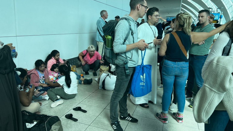 oameni in aeroportul din dubai