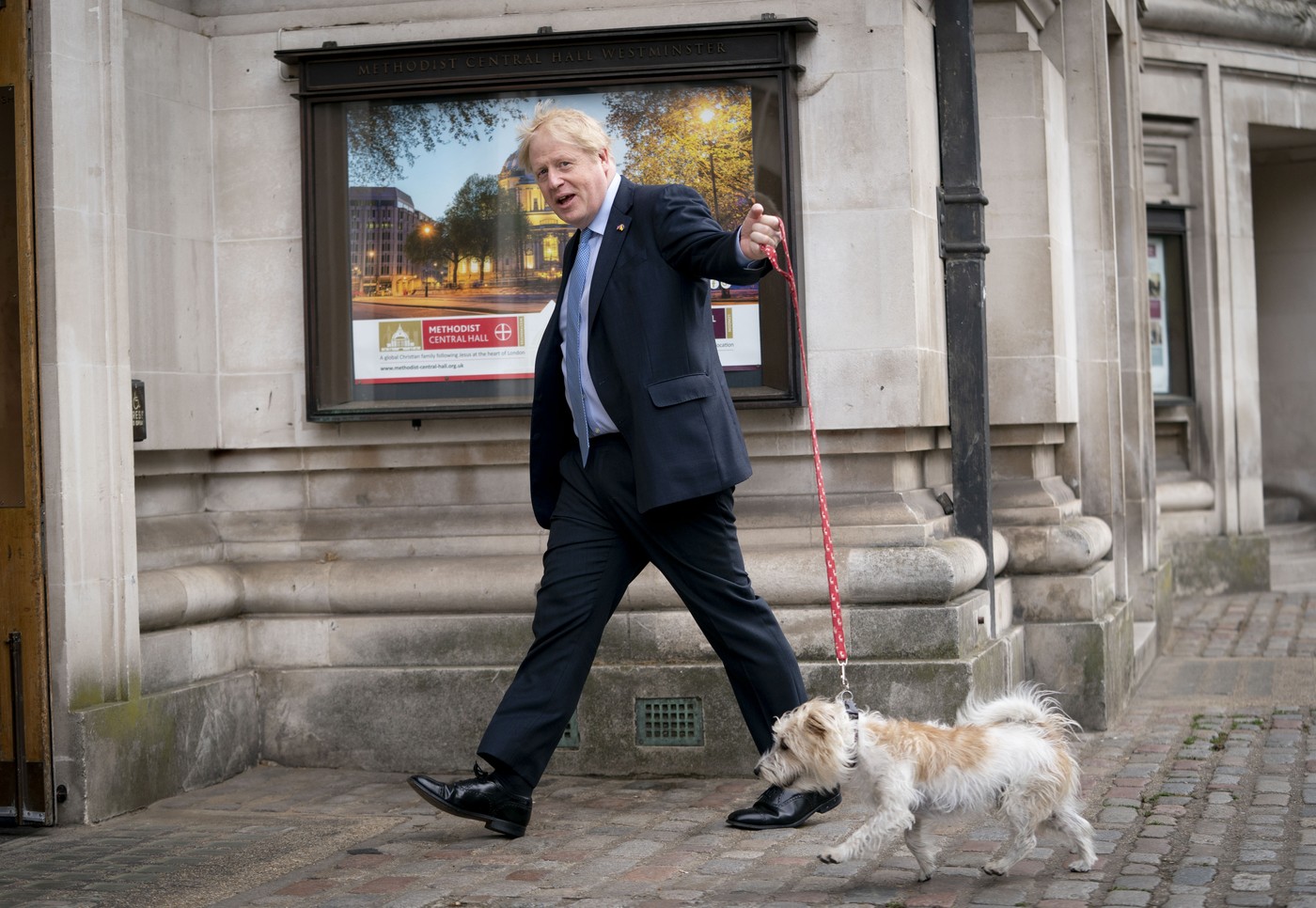 Câinele lui Boris Johnson a umplut de purici reședința prim-miniștrilor britanici din Downing Street