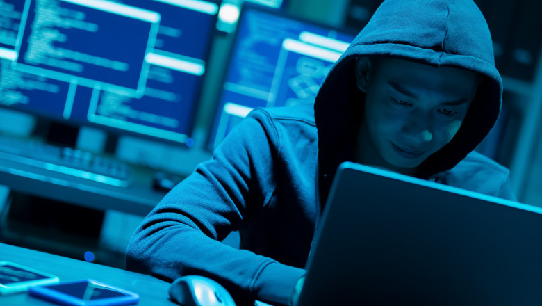 hacker chinez lucreaza la laptop