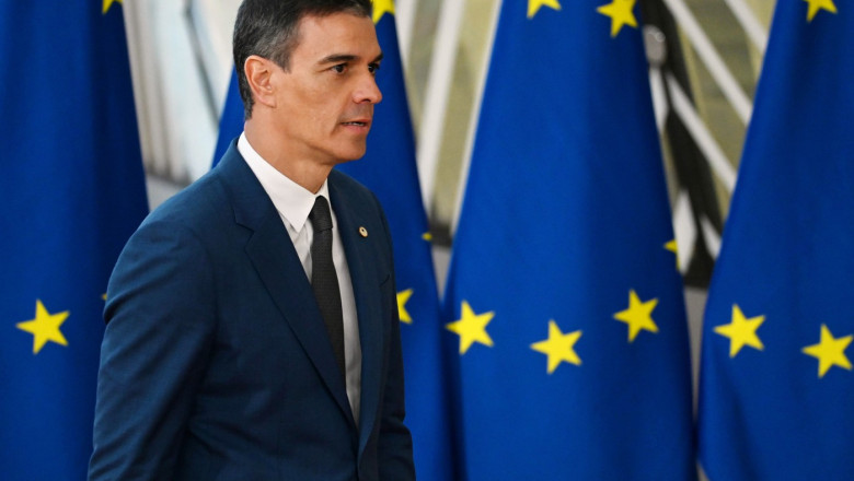 Pedro Sanchez trece pe lângă steaguri ale UE la Bruxelles