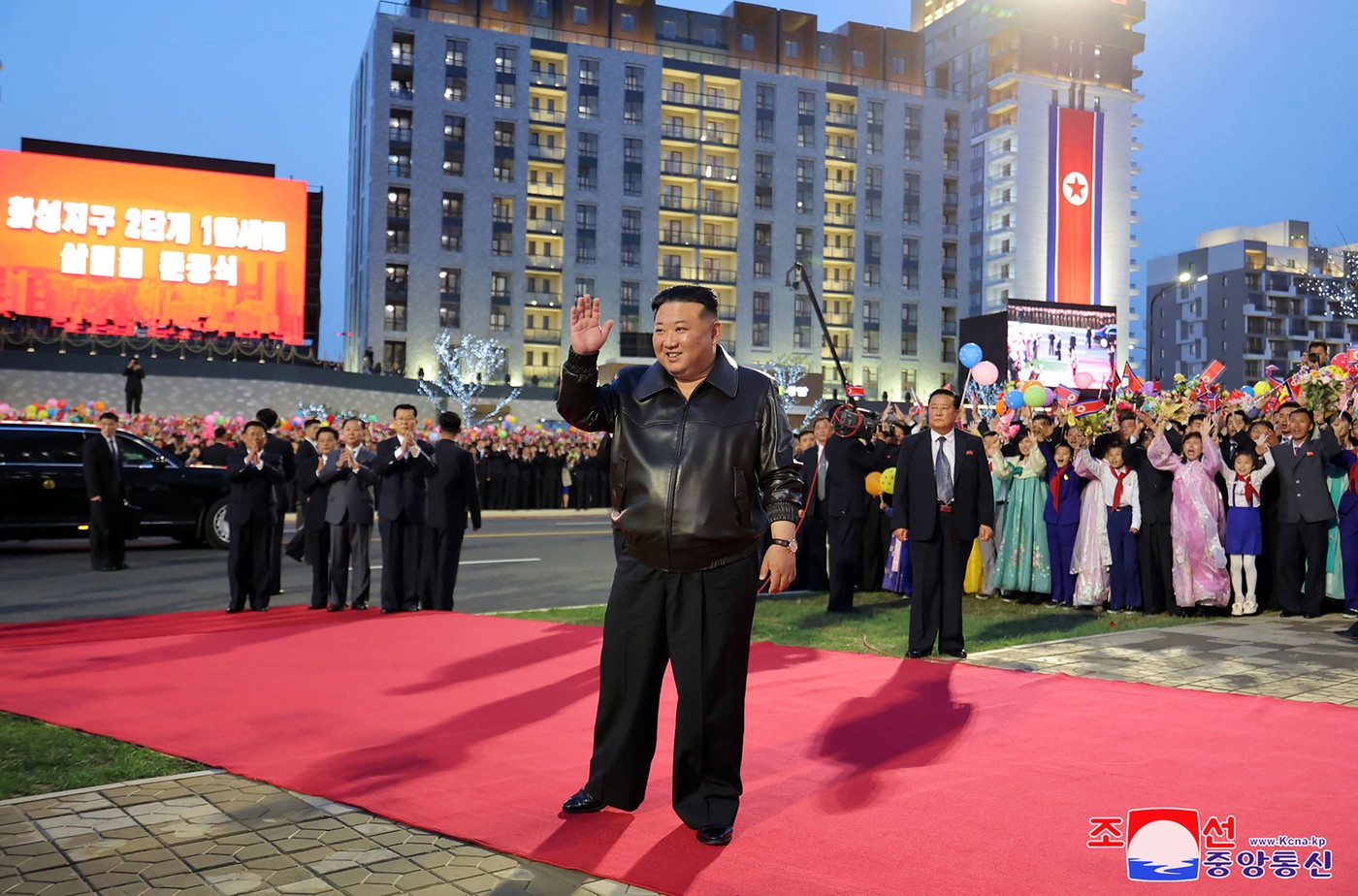 Odă în Coreea de Nord pentru "prietenosul tată" Kim. Un clip cu toată lumea exaltată că "visele devin realitate" a fost lansat (VIDEO)