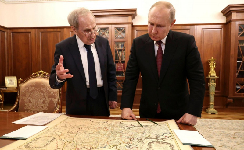 Moscow, Russia. 23rd May, 2023. Russian President Vladimir Putin reviews a historic map with Constitutional Court Chairman Valery Zorkin, left, at the Kremlin, May 23, 2023 in Moscow, Russia. Credit: Mikhail Klimentyev/Kremlin Pool/Alamy Live News