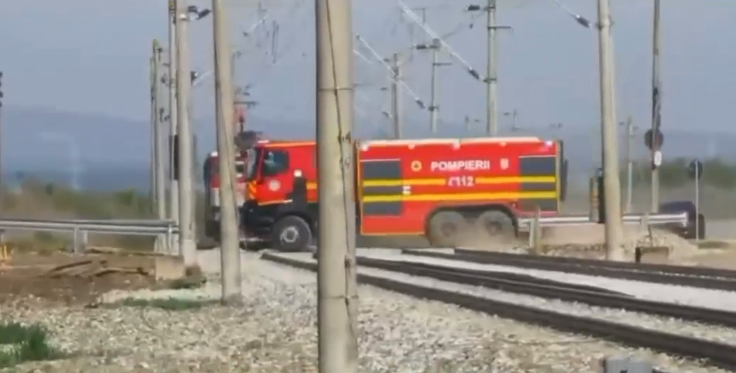 Imaginile unei tragedii evitate la limită. O mașină de pompieri forțează trecerea de cale ferată și taie calea trenului (VIDEO)