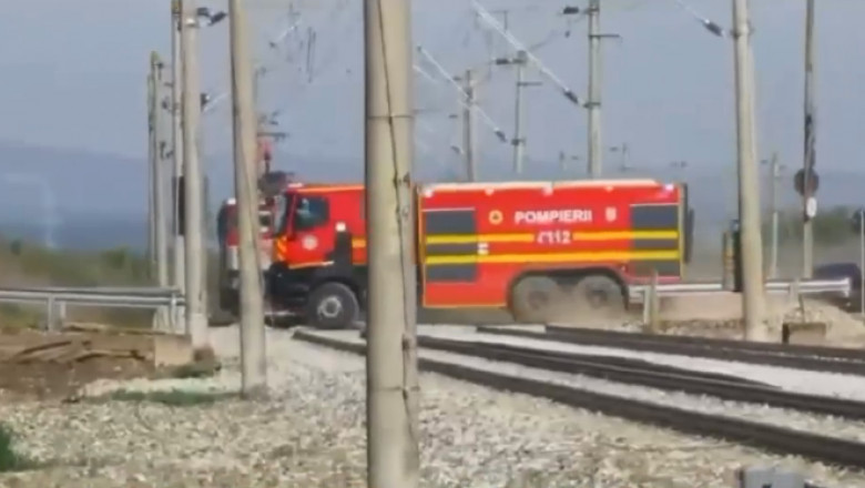 autospeciala de pompieri trece prin fata trenului