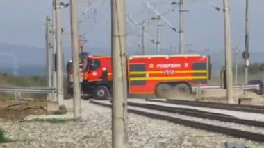 autospeciala de pompieri trece prin fata trenului