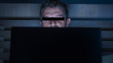 barbat cu laptopul in brate citeste pe internet