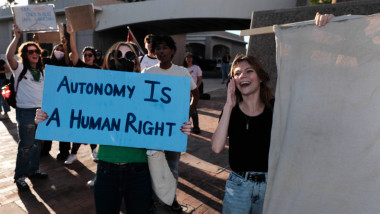 Femei cu pancarte cu mesaje pro-avort