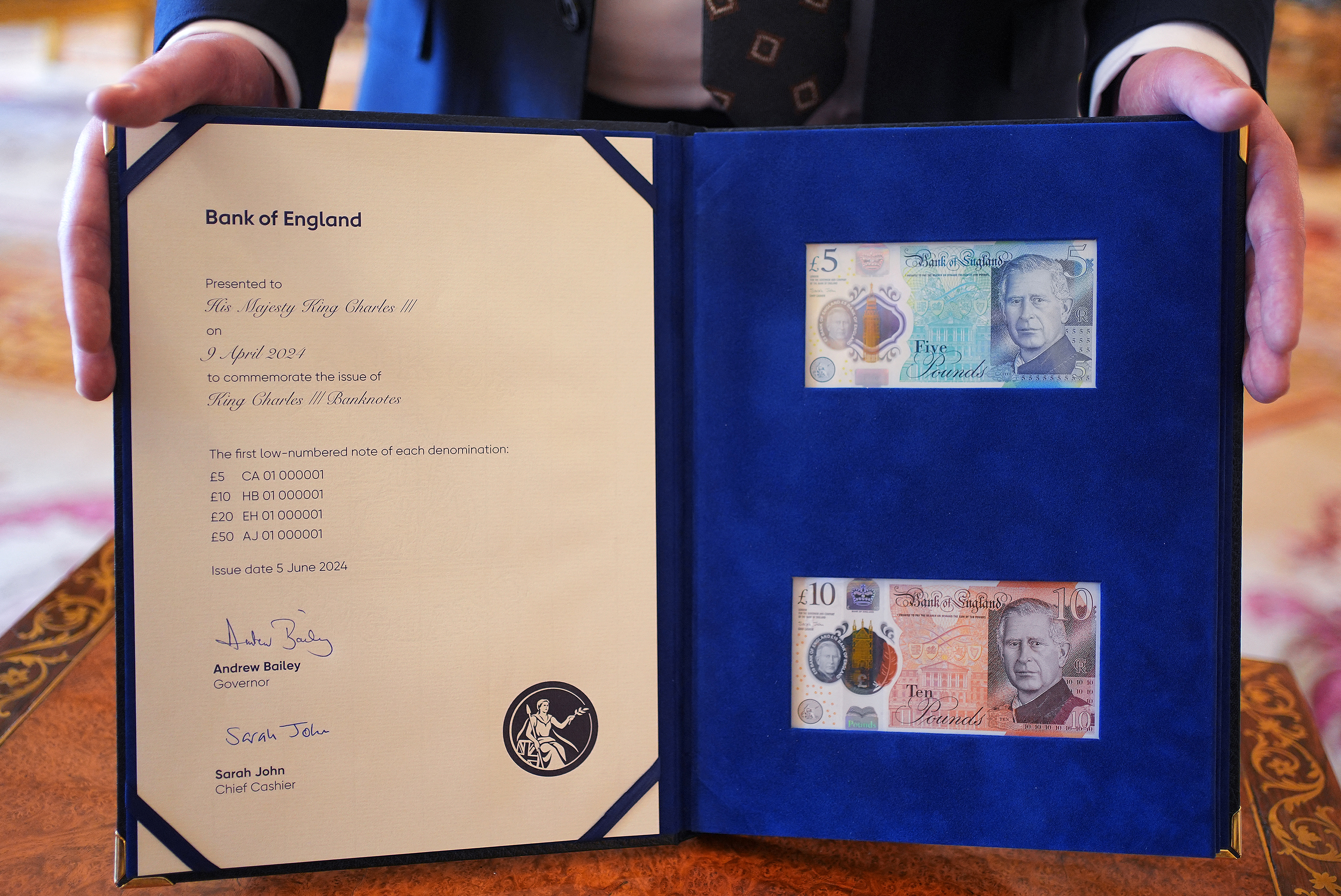 Primele bancnote cu Regele Charles. Este al doilea monarh britanic al cărui chip apare pe o bancnotă