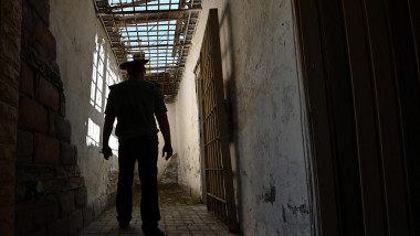 un gardian printre gratiile și pereții unei închisori din Irpin, Ucraina