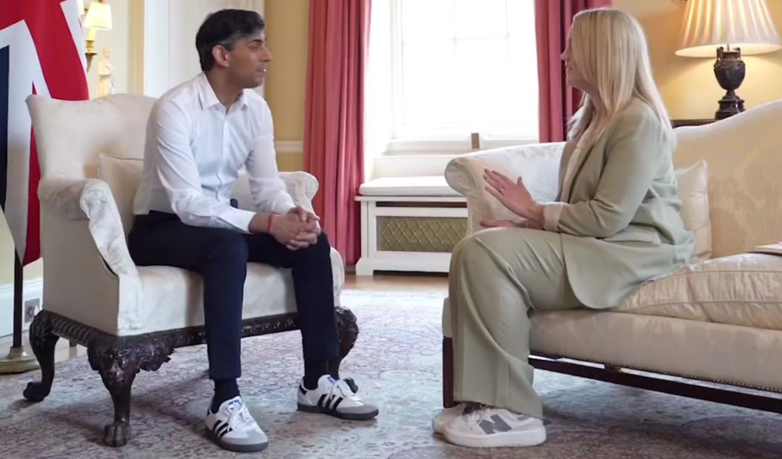 Rishi Sunak și-a cerut scuze pentru că a purtat o pereche de Adidas Samba: „În apărarea mea, sunt fan”