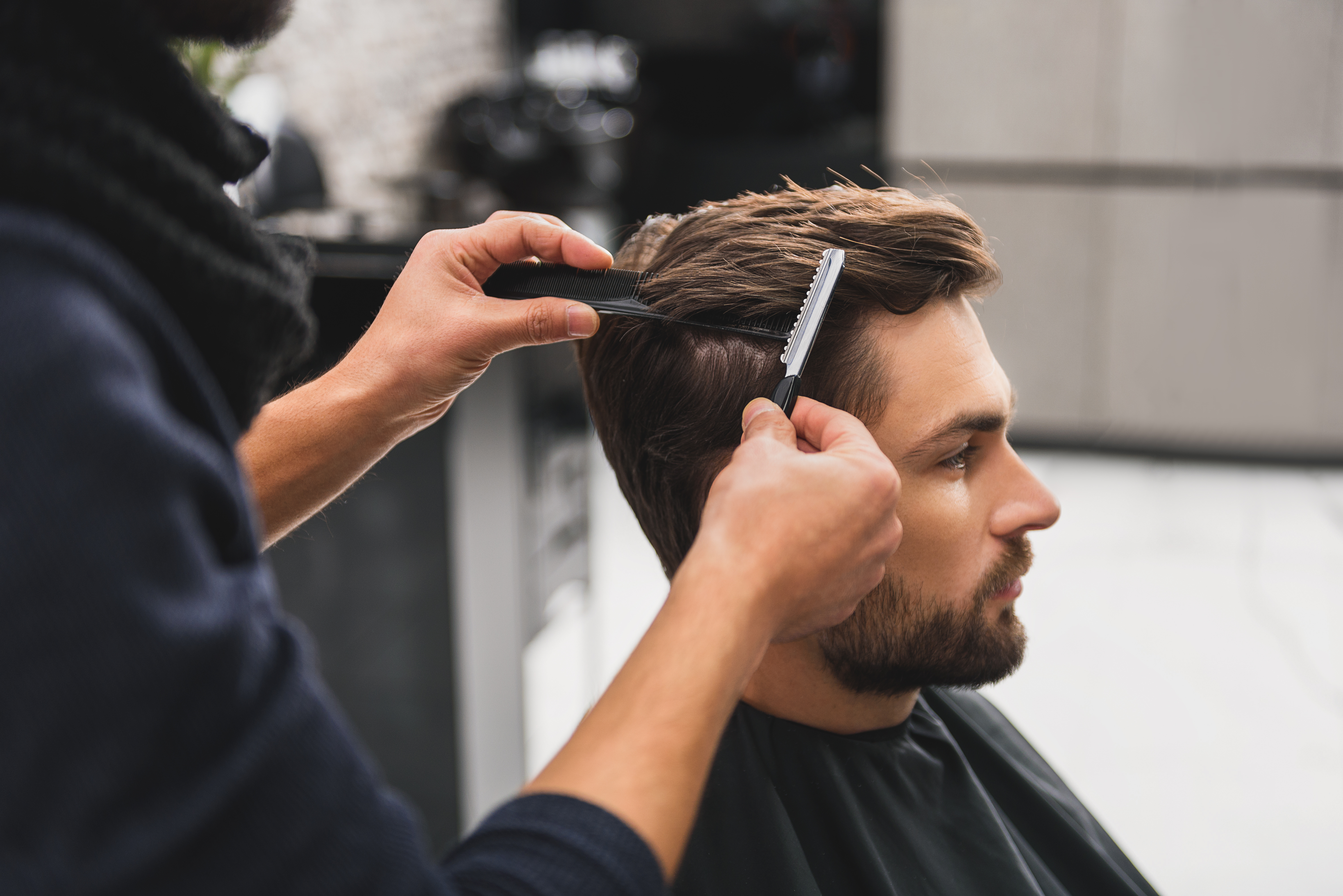 Frizerii și cosmeticienele, luați în vizor de ANAF. Fiscul încearcă să-i convingă să-și declare veniturile
