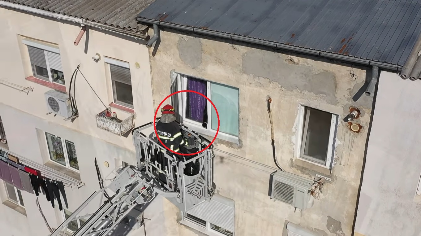 O pisică rămasă captivă în geamul rabatat al locuinței de la etajul 4 a fost salvată de pompierii din Tulcea