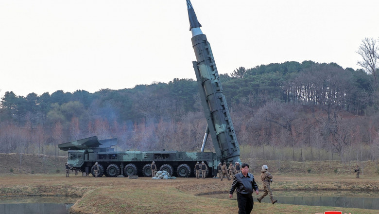 Kim Jong Un merge în fața unei rachete uriașe
