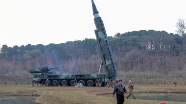 Kim Jong Un merge în fața unei rachete uriașe
