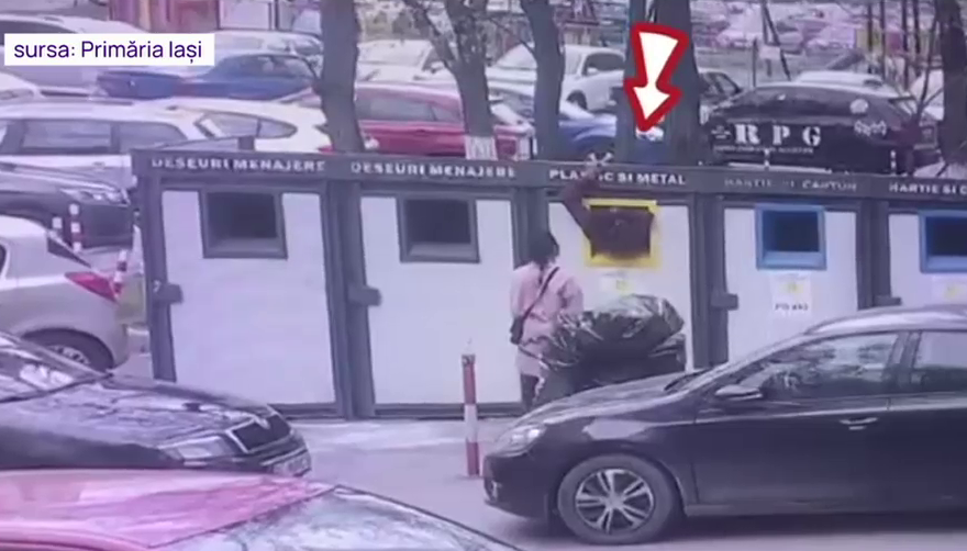 Goana după PET-urile reciclabile: Ca să facă rost de bani, unii oameni intră cu totul în tomberoane și iau toate sticlele