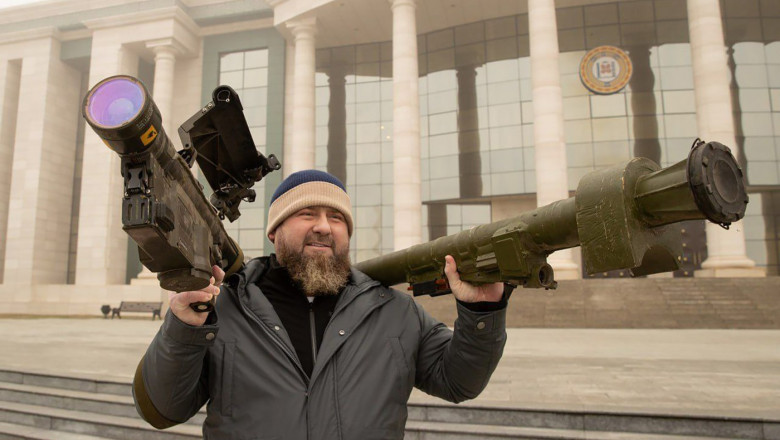 Ramzan Kadîrov prezintă arme capturate de trupele sale în Ucraina