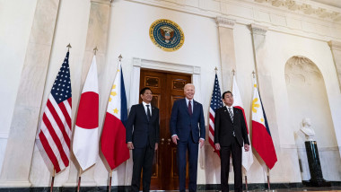 Președintele SUA Joe Biden (centru), alături de Ferdinand Marcos Jr., președintele Filipinelor (stânga) și Fumio Kishida, prim-ministrul Japoniei.