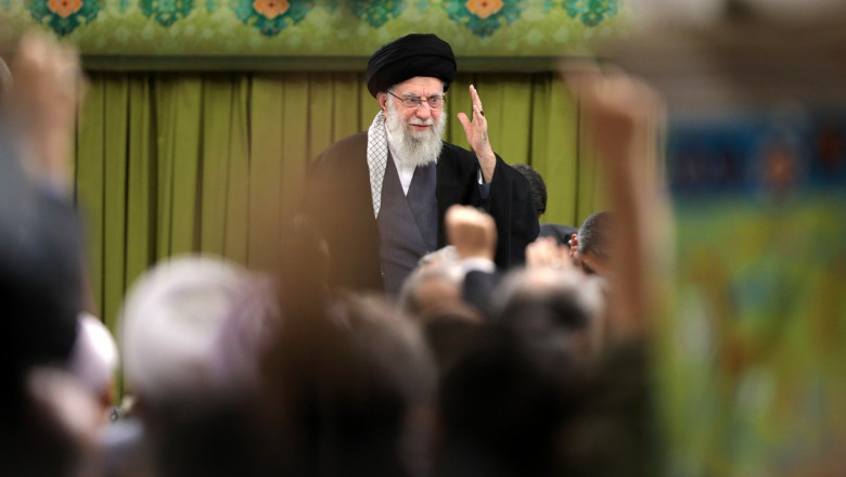 ayatollahul iranului cu un deget ridicat in fata unei multimi care il asculta