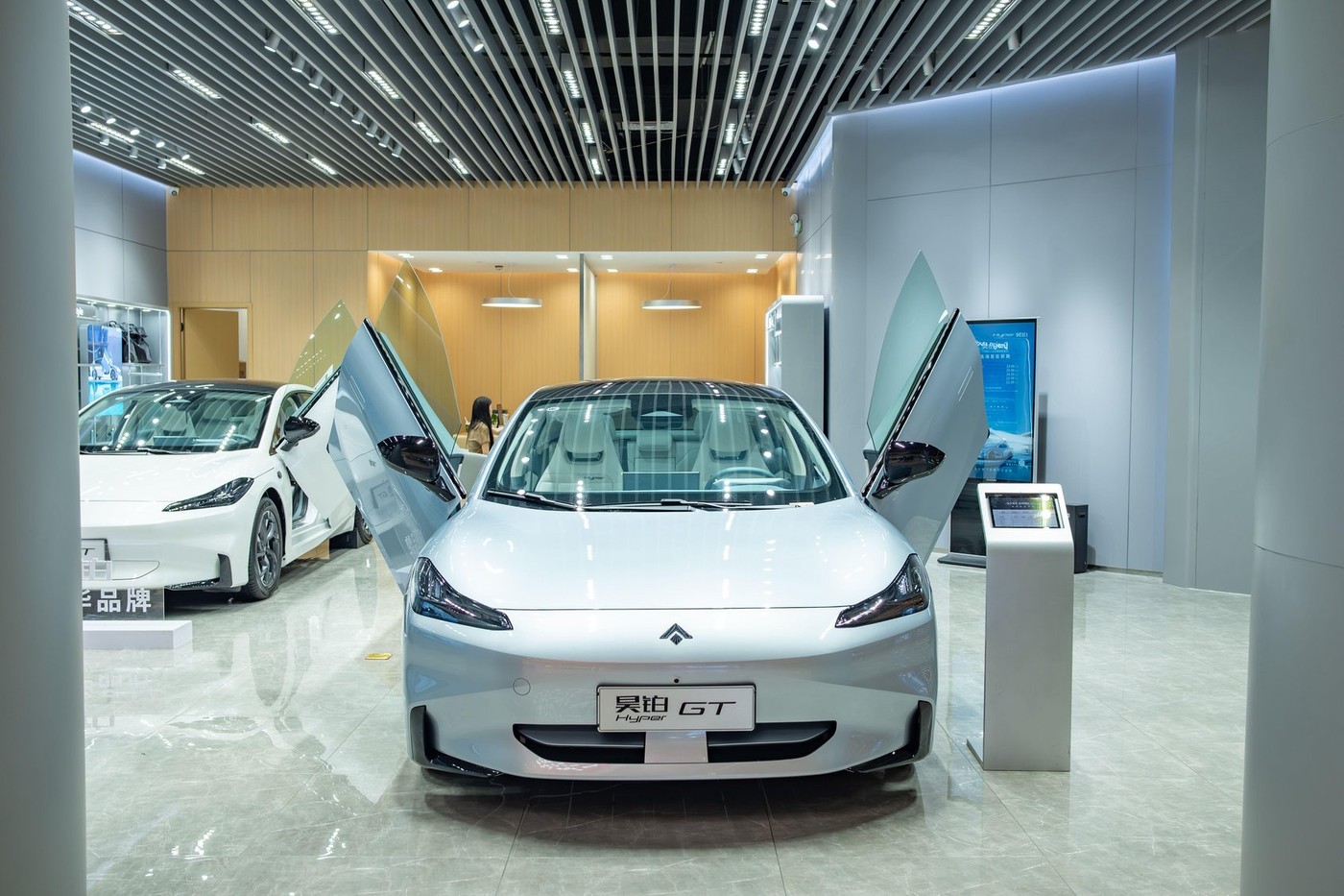 SUA nu mai vrea să importe mașini electrice din China: „Vehiculele lor prezintă riscuri pentru securitatea noastră națională”.