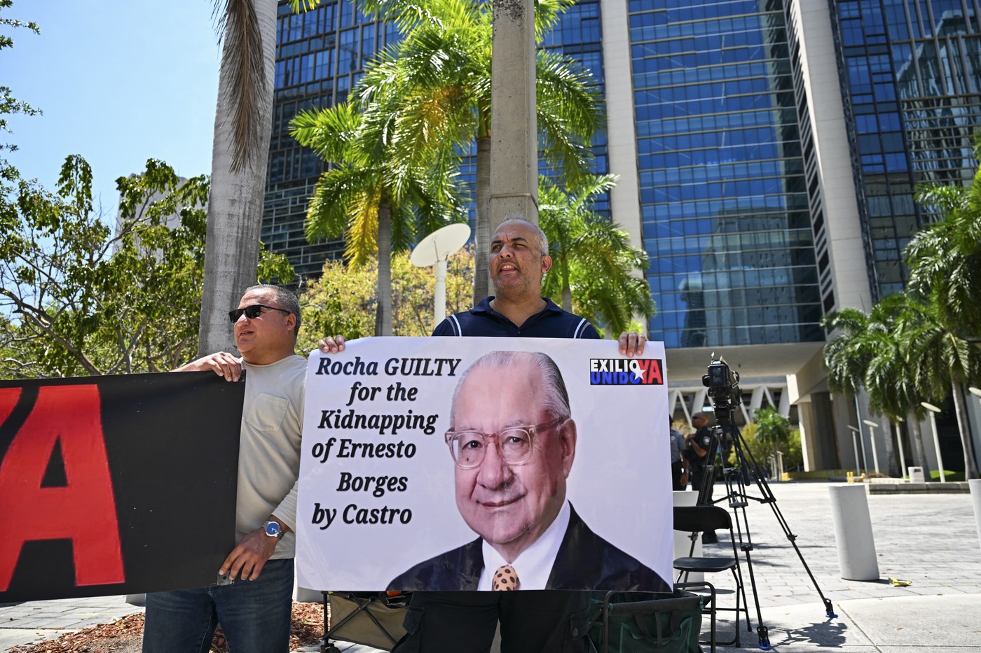 Un fost ambasador american a fost condamnat la 15 ani de închisoare pentru că a spionat pentru Cuba decenii întregi
