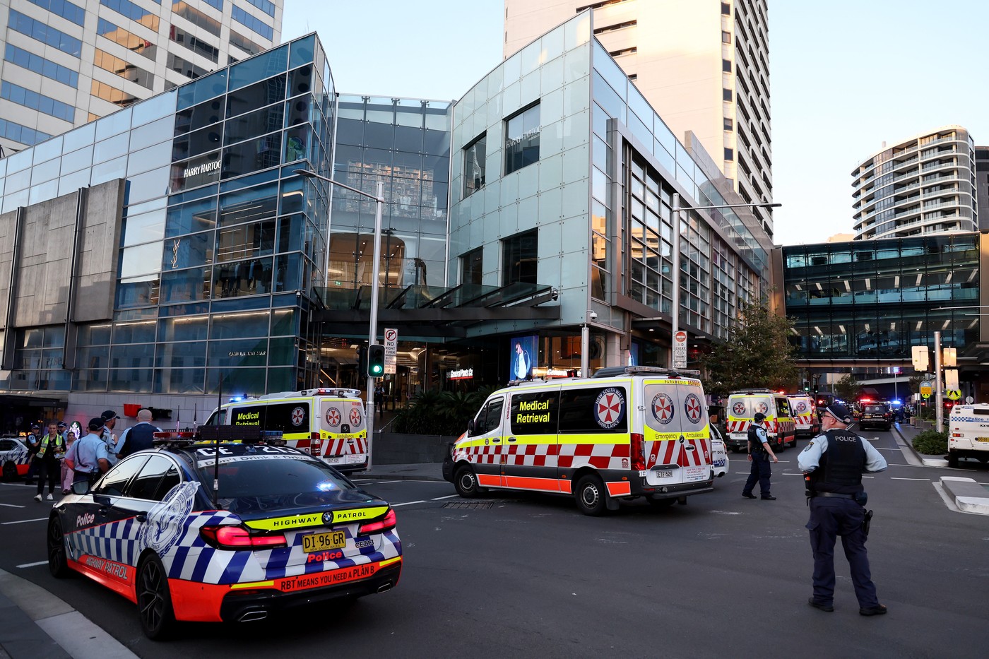 Mall-ul din Sydney unde șase persoane au fost ucise se redeschide în condiții de securitate sporită. Joi va fi "zi de comemorare"