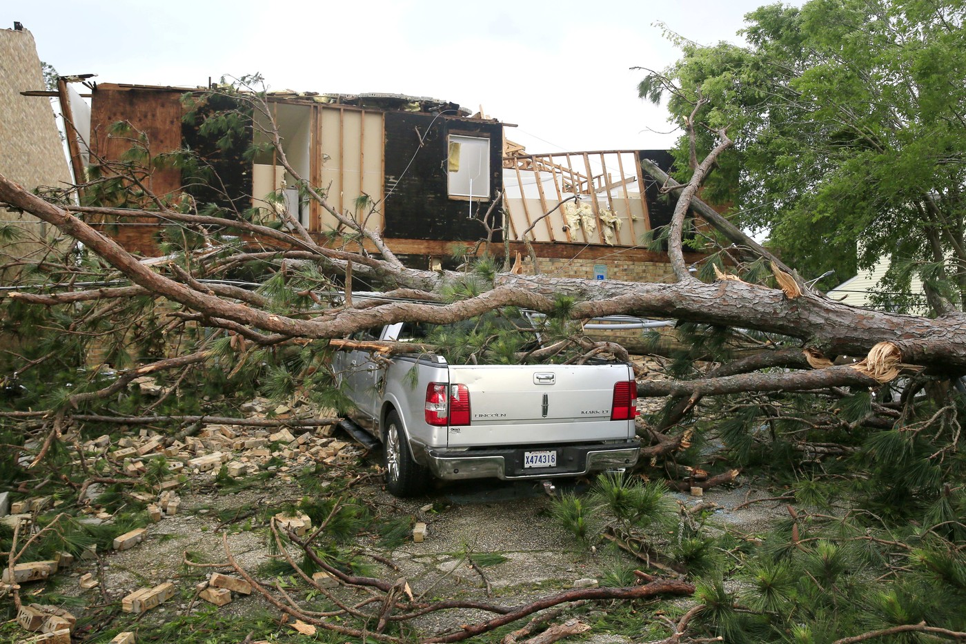 SUA, lovite de tornade puternice. Mai multe case au fost inundate, copacii au fost smulși din rădăcini