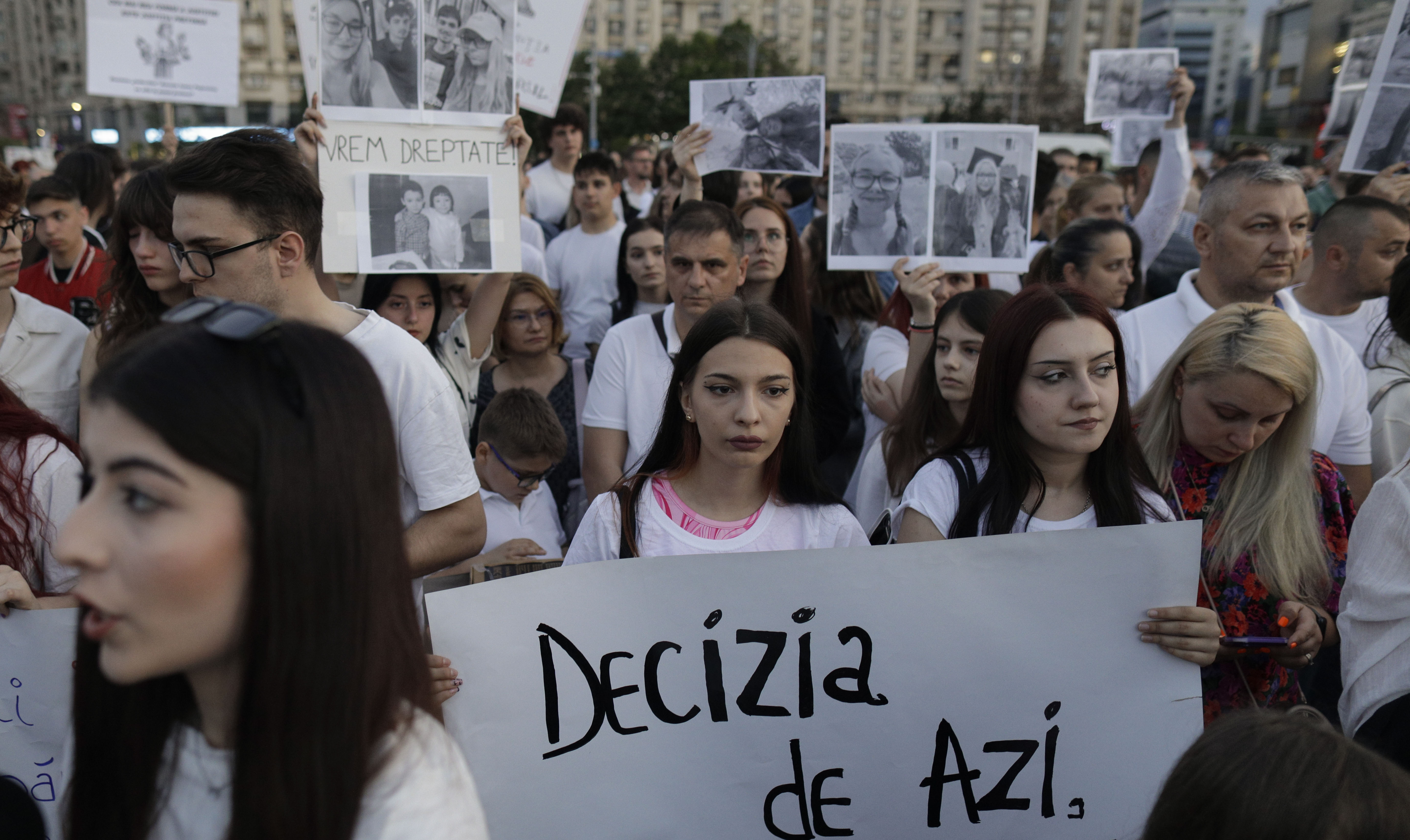 Protest în Piaţa Victoriei faţă de modul în care se judecă dosarul accidentului din 2 Mai. „Justiţia nu este de partea noastră”