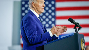 Joe Biden vorbește de la un podium cu steagul SUA în spate