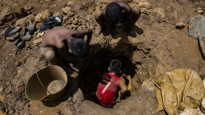 Copii care lucrează într-o mină de aur din Venezuela.